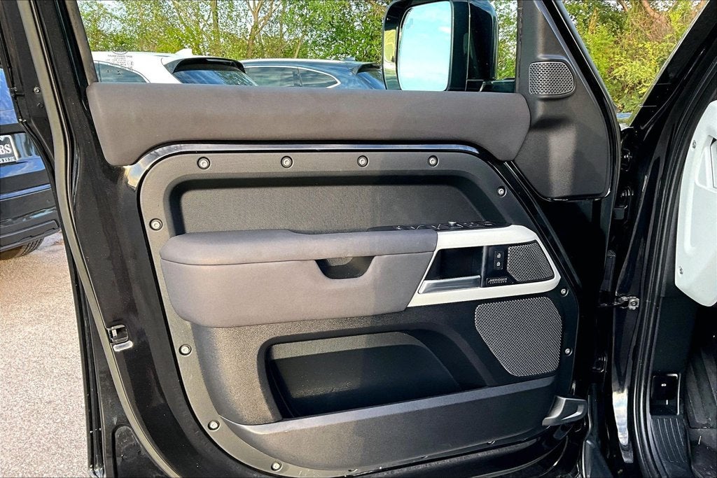 2023 Land Rover Defender 110 SE