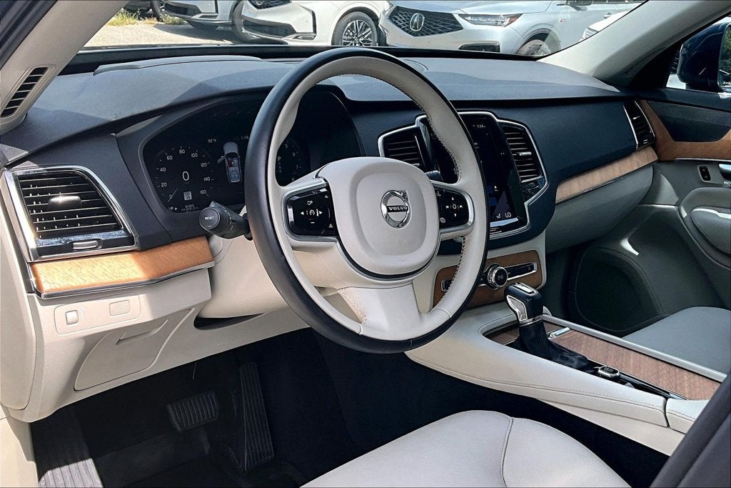 2022 Volvo XC90 T6 Momentum