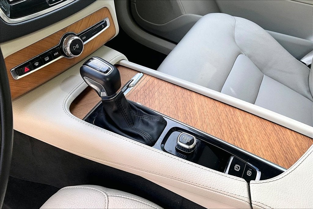2022 Volvo XC90 T6 Momentum
