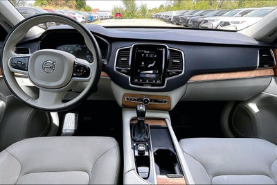 2022 Volvo XC90 T6 Momentum