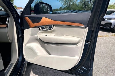 2022 Volvo XC90 T6 Momentum