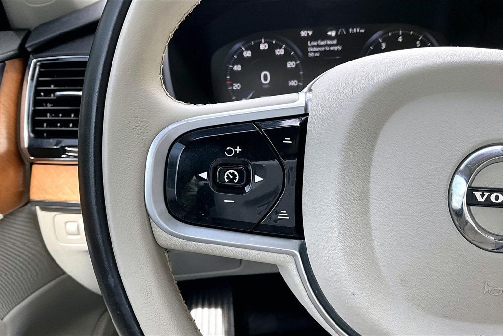 2022 Volvo XC90 T6 Momentum