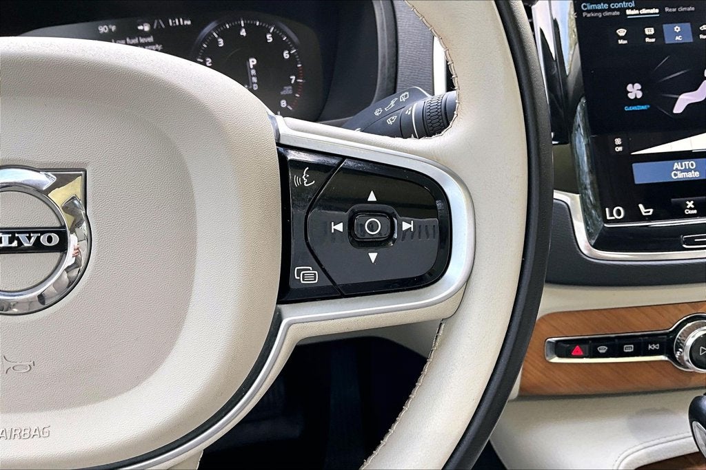 2022 Volvo XC90 T6 Momentum